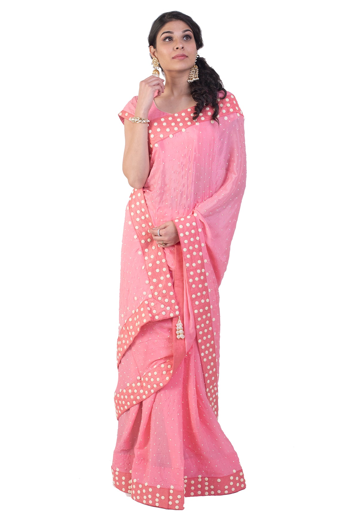 All the retro lovers, here's a saree you would fall in love with, polka dots and pink, there's everything you need for a retro party. The borders have it all done for you!